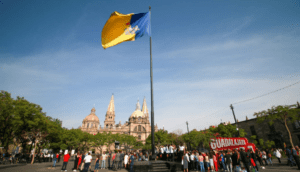 Bandera de Jalisco luce en la Plaza Liberación para celebrar 200 años del Estado libre y soberano