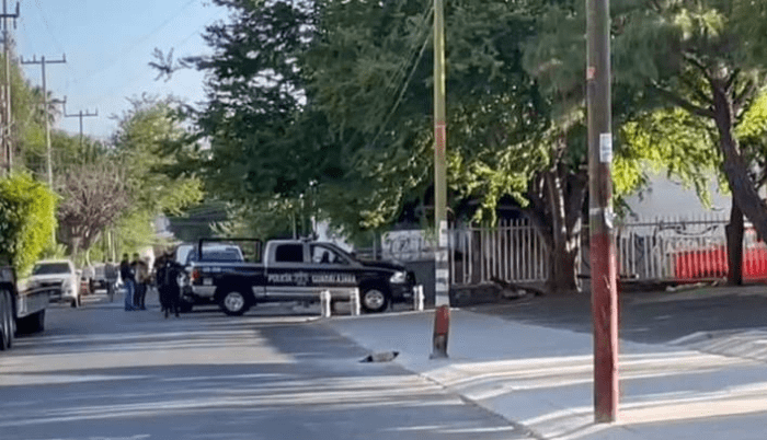 Dejan el cuerpo de un hombre sobre una carretilla en la colonia Villaseñor - ZMG Noticias