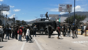 Con vehículo blindado pobladores toman el Congreso de Guerrero