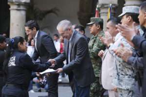 Capacitan a más de 1200 policías de Jalisco sobre aspectos de control de detención - ZMG Noticias