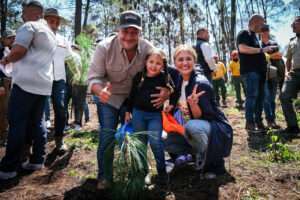 Por amor a Tapalpa, cientos reforestan el bosque que se incendió en abril