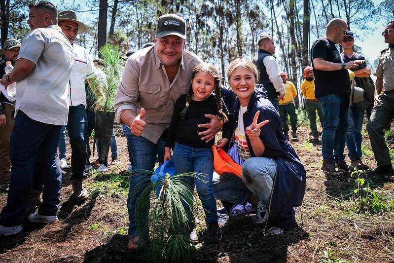 Por amor a Tapalpa, cientos reforestan el bosque que se incendió en abril - ZMG Noticias