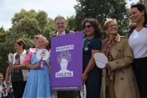 Ebrard presenta «Pasaporte Violeta»
