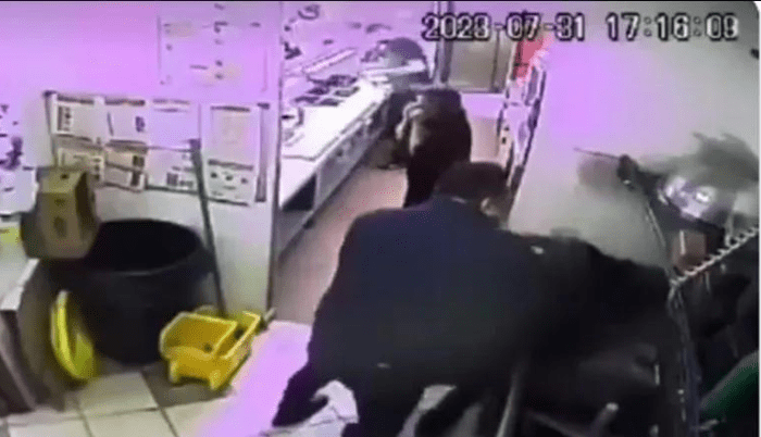 VIDEO: Captan brutal golpiza a trabajador de restaurante en SLP