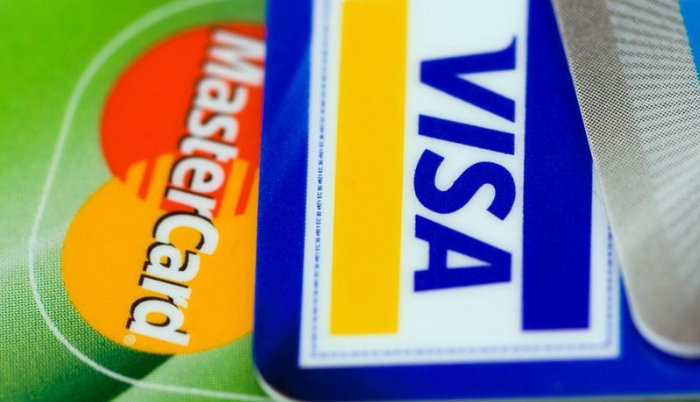 Mastercard y Visa en planes de subir comisiones de tarjetas de crédito: WSJ