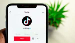 Kirguistán prohíbe TikTok por razones de salud y protección infantil