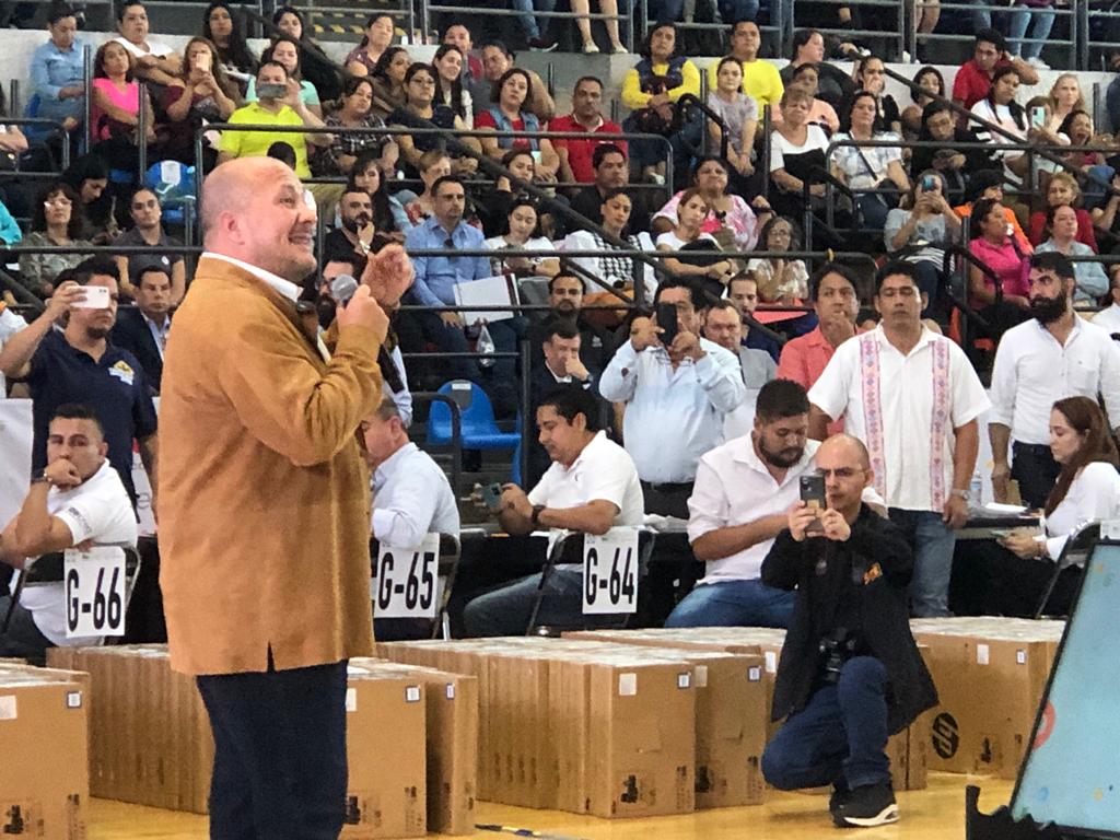 Entrega Alfaro computadoras a maestros, pero le reclaman por los libros de texto - ZMG Noticias