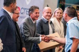 Entregan más computadoras a maestros de primaria, ya van 5 mil de las 22 mil - ZMG Noticias