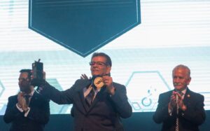 Recibe Medalla al Mérito Industrial, y reclama por los pollos asados piratas en las calles - ZMG Noticias