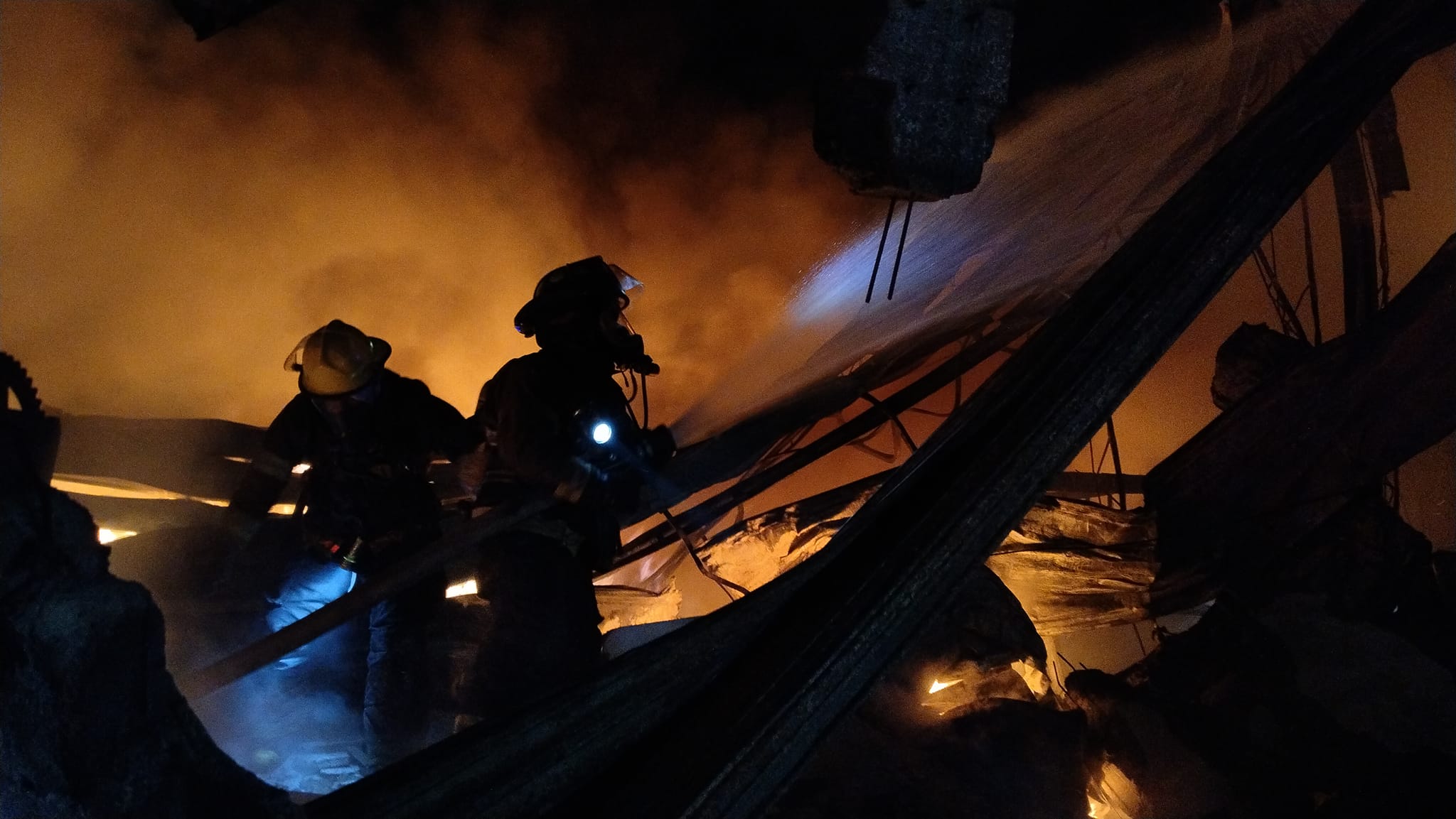 Se desata incendio en fábrica de sandalias en Guadalajara