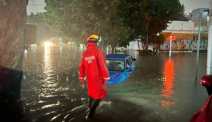 Al menos 120 vehículos varados por las inundaciones
