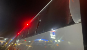 Aficionados de Chivas agreden autobús de seguidores de Rayados de Monterrey