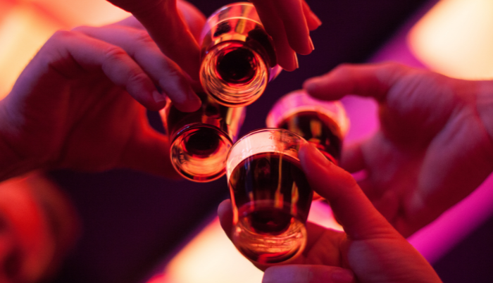 Profeco descubre irregularidades en etiquetado y contenido de marcas de vodka y ron