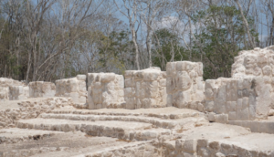 Descubren conjuntos de edificaciones prehispánicas en la zona arqueológica de Kabah, Yucatán