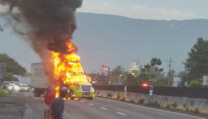 Con tráileres bloquean autopista Colima-Manzanillo