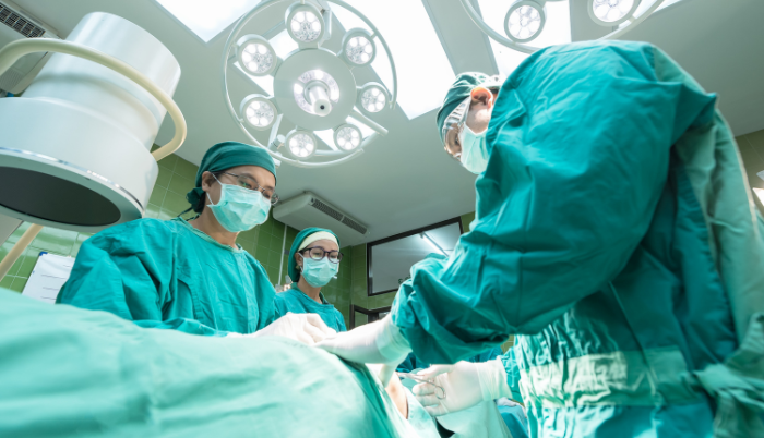 El Gobierno de México ha decidido extender por un año más su convenio con Cuba para recibir a médicos cubanos con el propósito de hacer frente a la carestía de personal en el sector de la salud pública. La noticia fue anunciada por el director del Instituto Mexicano del Seguro Social (IMSS), Zoé Robledo. En una conferencia de prensa, Robledo informó sobre la visita de Tania Margarita Cruz, viceministra del Ministerio de Salud de Cuba, y Yamila de Armas Águila, presidenta de Servicios Médicos Cubanos, quienes buscan ampliar el acuerdo que el Presidente Andrés Manuel López Obrador firmó durante su visita a La Habana en mayo de 2022. Desde el inicio del acuerdo en mayo de 2022, México ha contratado a 806 médicos cubanos de 36 especialidades diferentes. Estos profesionales de la salud han llevado a cabo una amplia gama de servicios médicos en México, incluyendo consultas médicas, ultrasonidos, sesiones de diálisis, cirugías, estudios médicos, partos, cesáreas y endoscopias. El director del IMSS destacó que estos médicos cubanos han estado trabajando en 16 estados de México, en hospitales que antes nunca habían tenido la presencia de médicos especialistas. Robledo subrayó que estas especialidades son particularmente complejas y que los médicos cubanos están contribuyendo significativamente a salvar vidas en México. A pesar de que México tiene una ratio de médicos por cada mil habitantes superior al promedio de América Latina y el Caribe, el país aún se encuentra por debajo de la media de la Organización para la Cooperación y el Desarrollo Económicos (OCDE). Esta situación ha llevado al Gobierno a justificar la contratación de médicos cubanos, argumentando que los médicos mexicanos no desean trabajar en zonas rurales o marginadas debido a la violencia. La oposición ha criticado este acuerdo al considerarlo un acercamiento político entre el presidente López Obrador y el gobierno autoritario de Cuba, encabezado por Miguel Díaz-Canel. Sin embargo, Robledo no hizo referencia a estas controversias y destacó la valiosa contribución de los médicos cubanos en la atención médica en México.