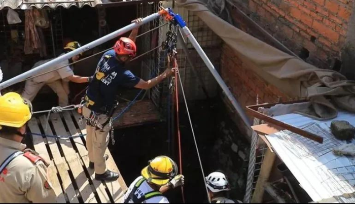 Rescatan a mujer atrapada en pozo tras colapso en Guadalajara