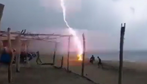 VIDEO: Dos personas alcanzadas por un rayo en playas de Michoacán