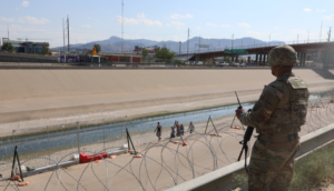Gobernador de Texas declara oficialmente una «invasión» en su frontera con México