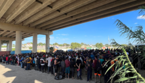 Eagle Pass declara estado de emergencia ante llegada masiva de inmigrantes a la frontera de Estados Unidos con México