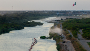 Emergencia en la frontera sur de Texas por llegada masiva de migrantes y tragedia en el río Grande