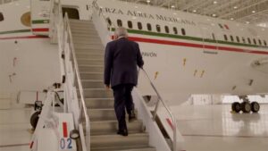 En avión militar y evitando el cielo de Perú avanza gira de López Obrador por Latinoamérica - ZMG Noticias