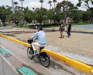 En bicicleta, presidente tapatío Pablo Lemus estrena ciclovía Javier Mina - ZMG Noticias