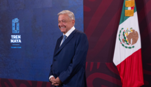 AMLO anunció que el Gobierno Federal está trabajando para permitir el uso de las vías ferroviarias de carga para el servicio de trenes de pasajeros. 