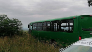 Unidad de transporte privado provoca choque múltiple en avenida Vallarta