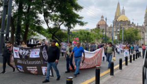 Manifestantes exigen la cancelación del programa de verificación vehicular en Jalisco