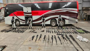Detienen a tres personas en Jalisco con posible droga, armas y vehículos en operativo conjunto.