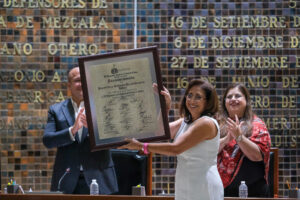 En letras doradas queda plasmado el nombre de la Benemérita y Centenaria Escuela Normal de Jalisco en el Congreso del estado - ZMG Noticias
