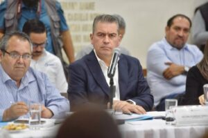 Director del SIAPA se toma un vaso de agua de la llave para demostrar que es potable - ZMG Noticias