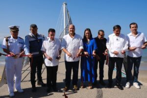 En Puerto Vallarta, Enrique Alfaro entrega computadoras y menajes para afectados por Lidia - ZMG Noticias
