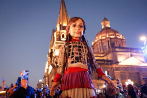 Asombra a más de 20 mil recorrido de marioneta gigante Amal en centro de Guadalajara - ZMG Noticias