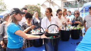 Realizan en El Sauz el Plastianguis GDL 2023 donde canjearon plásticos por canasta básica - ZMG Noticias