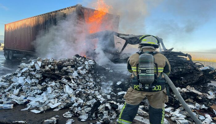 Choque entre dos tráileres provoca incendio en Macrolibramiento - ZMG Noticias