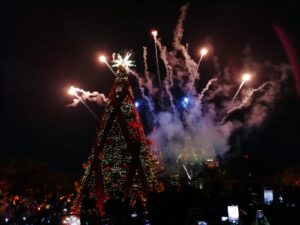 Comienza Ilusionante 2023 con encendido del árbol gigante de Navidad en Plaza Liberación - ZMG Noticias