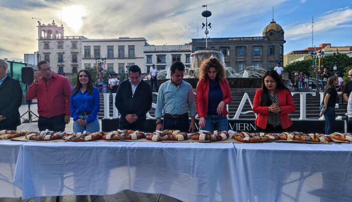 Ofrecen 500 roscas y chocolate a tapatíos  - ZMG Noticias