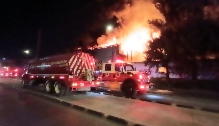 Bomberos combaten incendio en fábrica  - ZMG Noticias