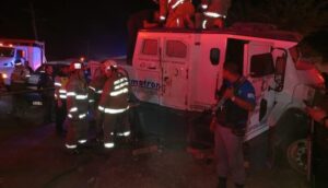 Camión blindado chocó contra puente peatonal - ZMG Noticias