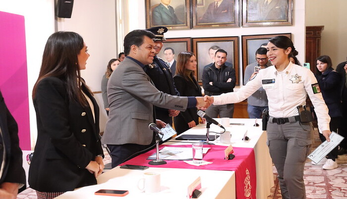 Entregan estímulos económicos a policías tapatíos    - ZMG Noticias