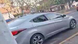 Exhiben a sujeto tocándose frente a kinder