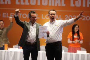 Pablo Lemus recibe constancia   - ZMG Noticias