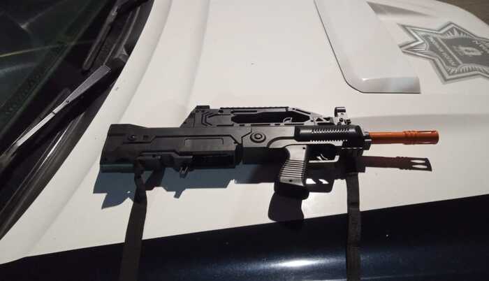 Detienen a dos por portar arma de utilería y droga - ZMG Noticias Detienen a dos por portar arma de utilería y droga - ZMG Noticias