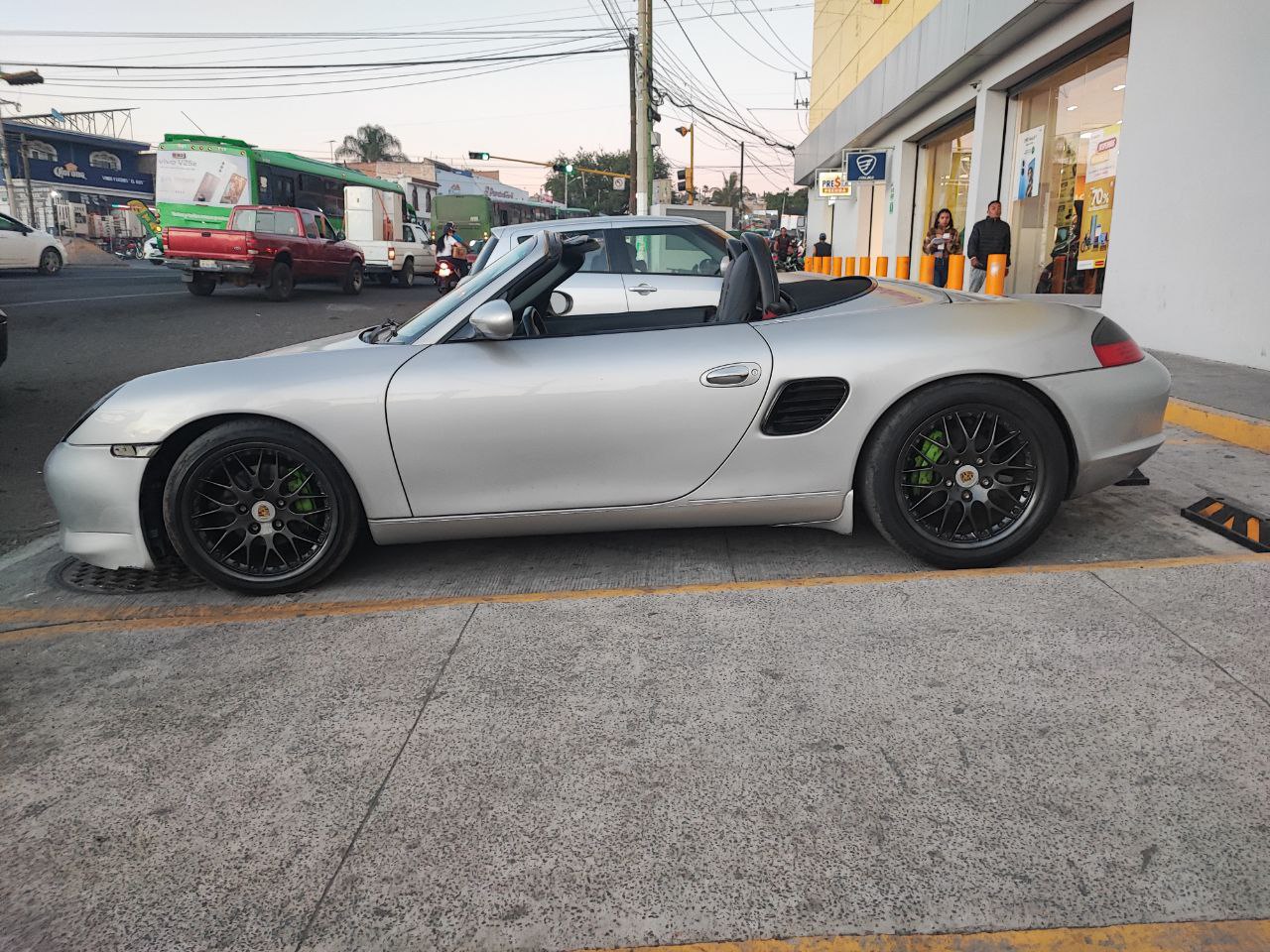 Policías de Zapopan recuperan Porsche Boxter con reporte de robo - ZMG Noticias