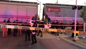 A camioneta se la lleva el tren  - ZMG Noticias