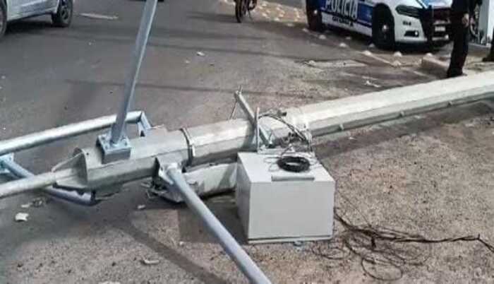 Malandros tumban postes del C5 - ZMG Noticias Malandros tumban postes del C5 - ZMG Noticias