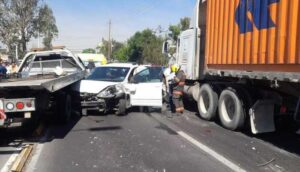 Tráiler impacta a ocho vehículos - ZMG Noticias