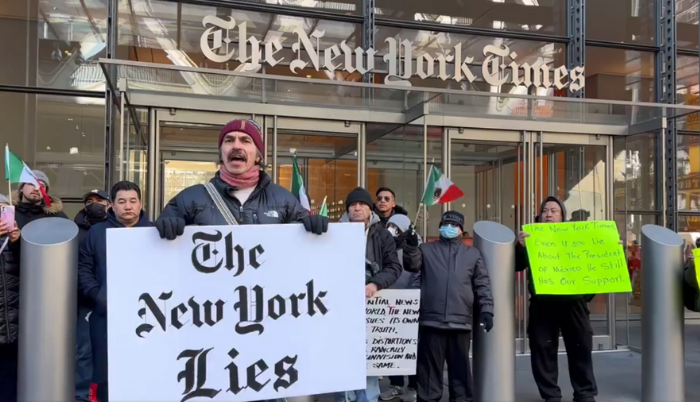 Simpatizantes de AMLO se manifiestan frente al New York Times en Nueva York